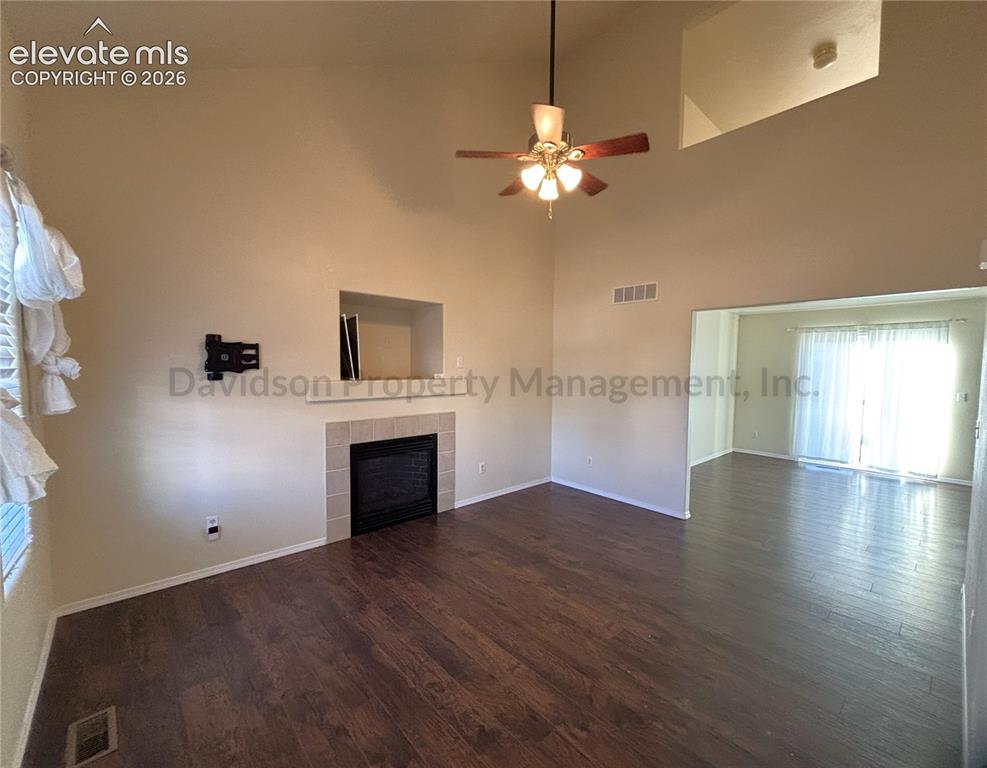 Image 2 of 11: Living Room