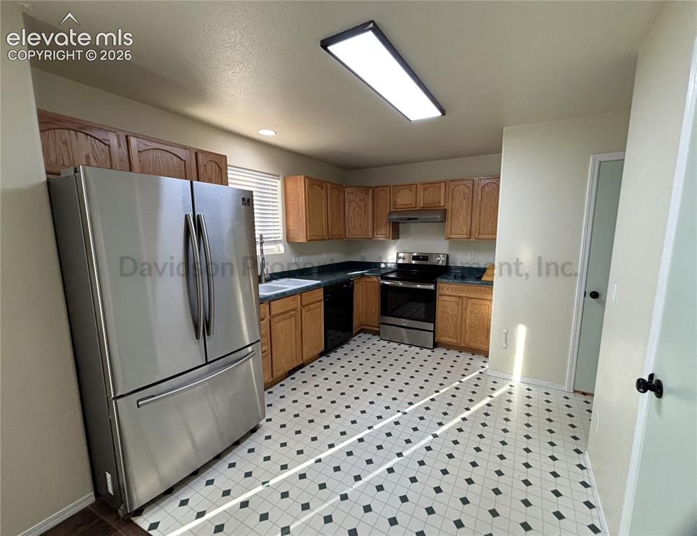 Image 5 of 11: Kitchen
