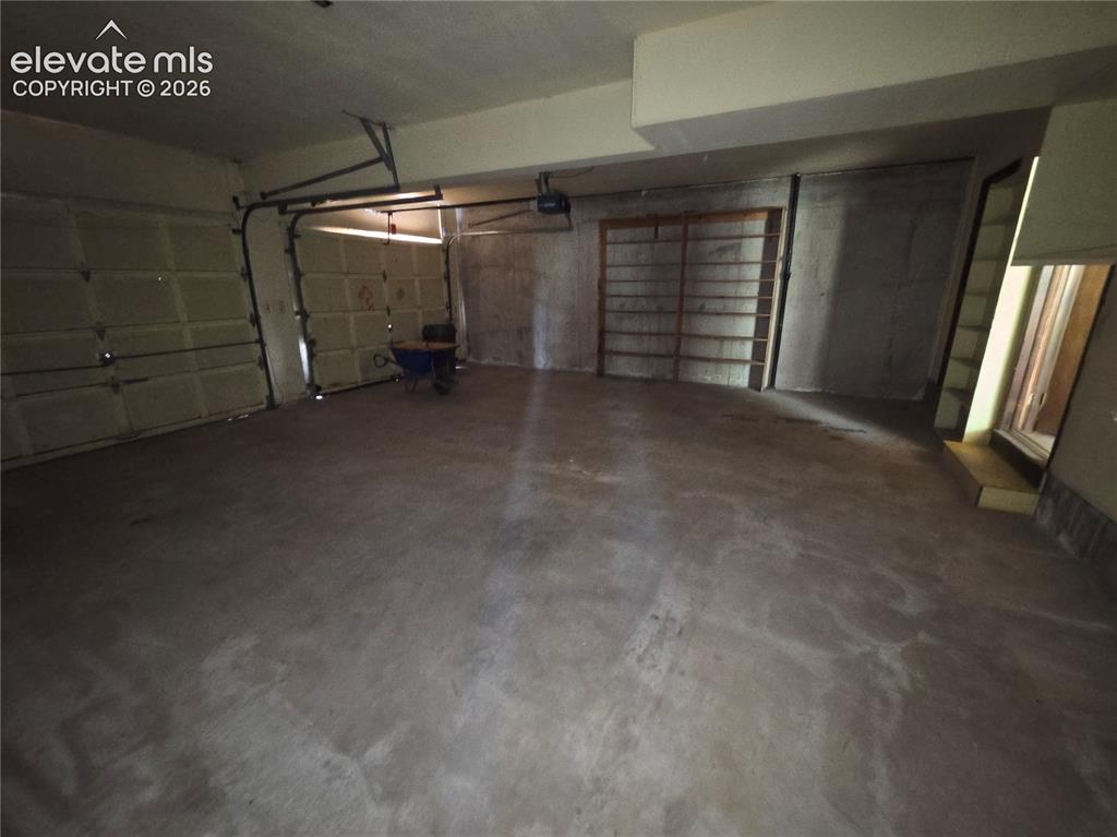 Image 16 of 17: Garage