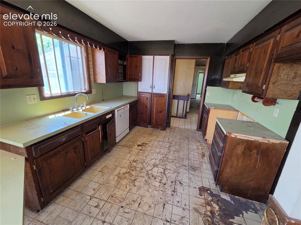 Image 3 of 17: Kitchen