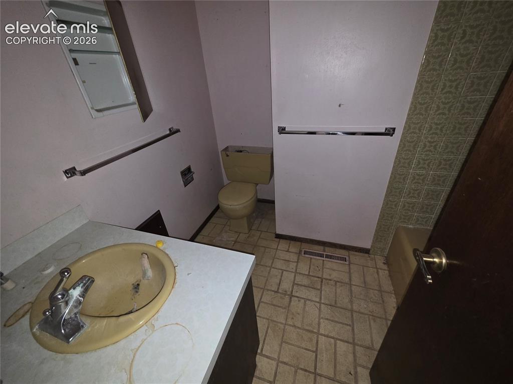 Image 7 of 17: Bathroom