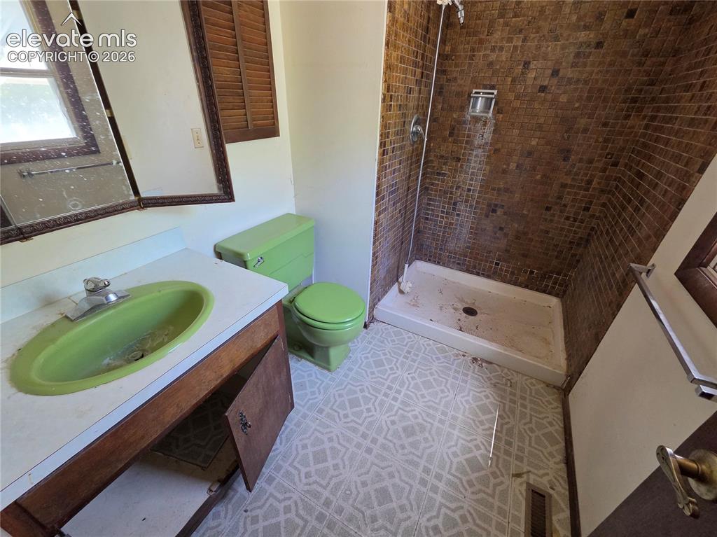 Image 9 of 17: Bathroom