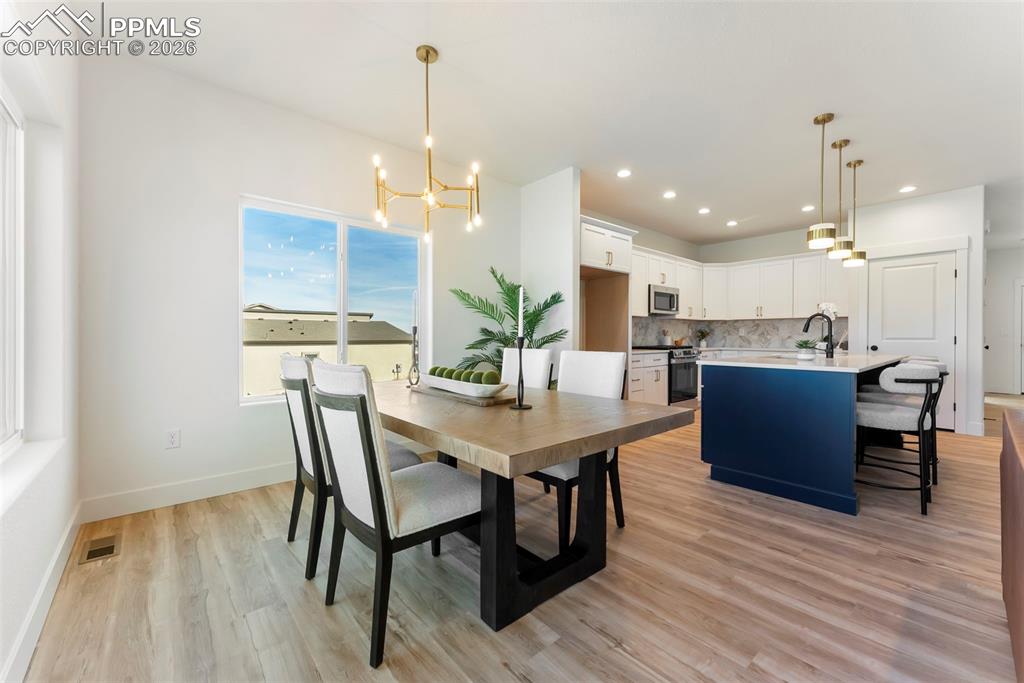 Image 13 of 34: Dining Area