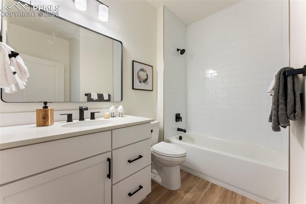 Image 18 of 34: Bathroom