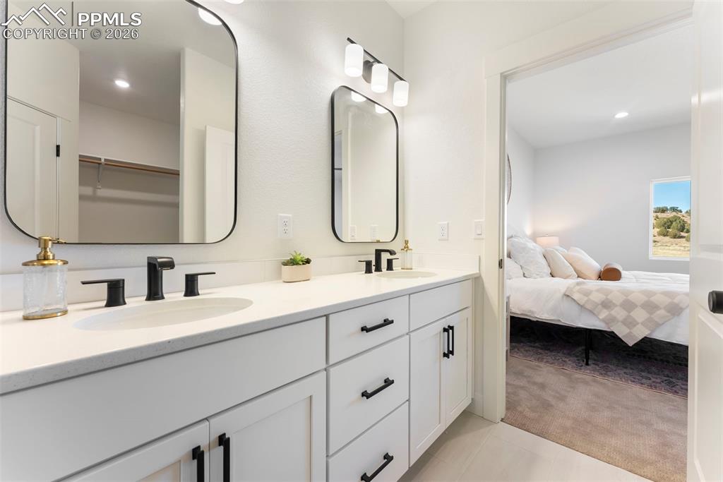 Image 20 of 34: Bathroom