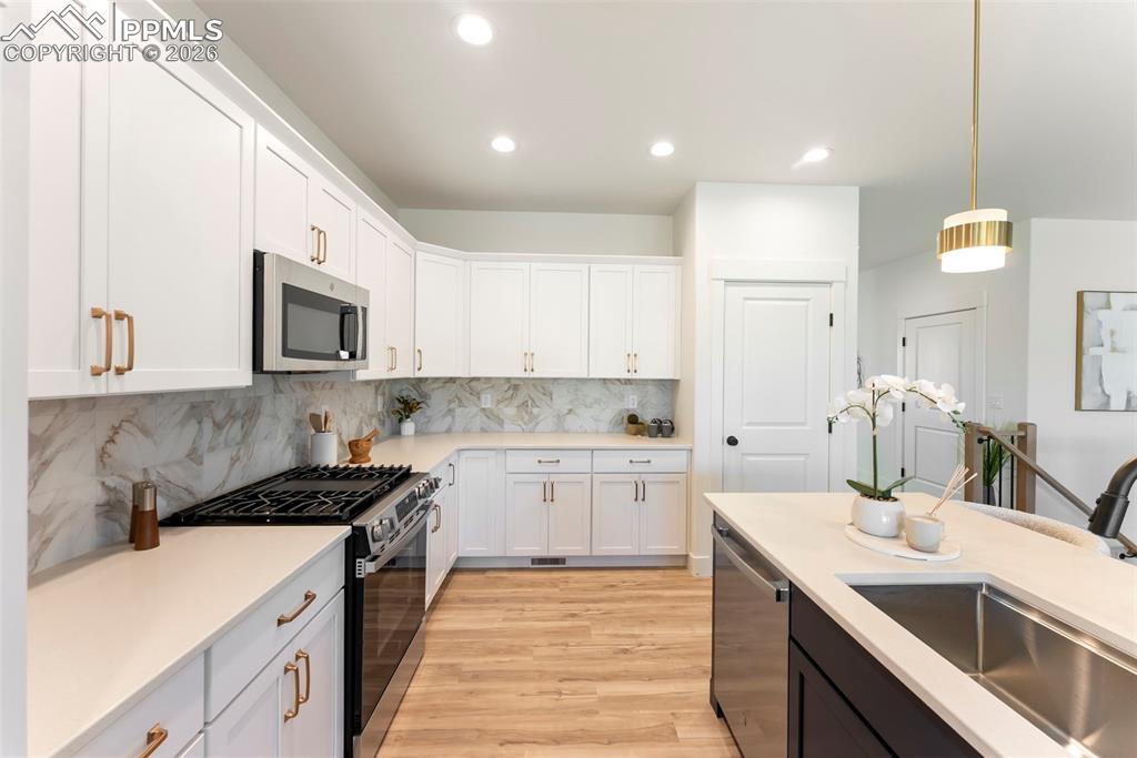 Image 4 of 34: Kitchen