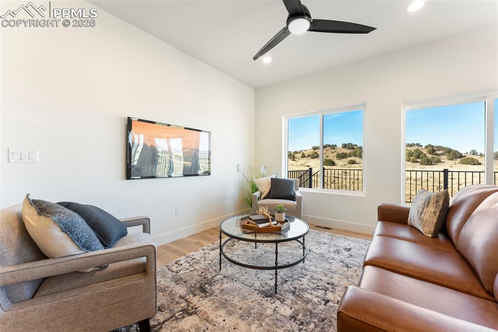 Image 7 of 34: Sitting Room