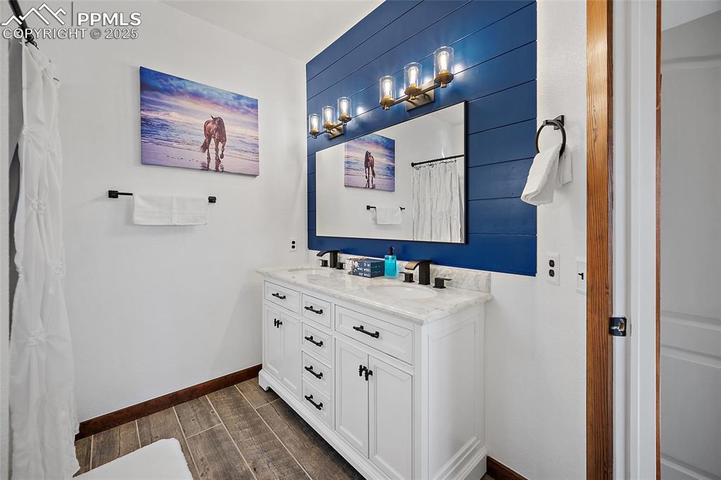 Image 14 of 41: Bathroom