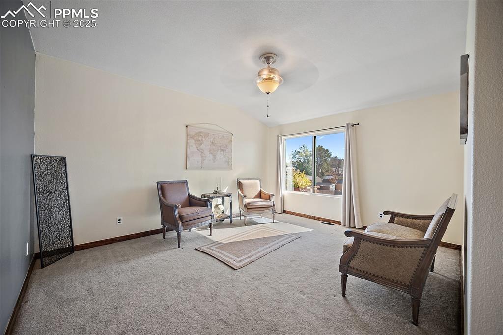 Image 17 of 41: Sitting Room