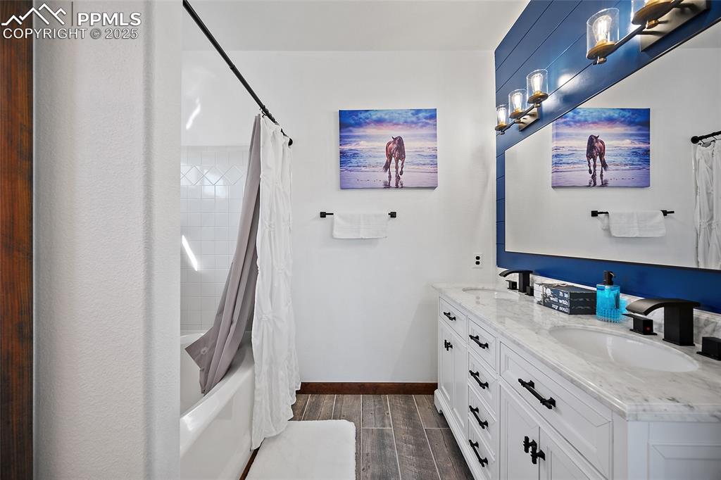 Image 24 of 41: Bathroom