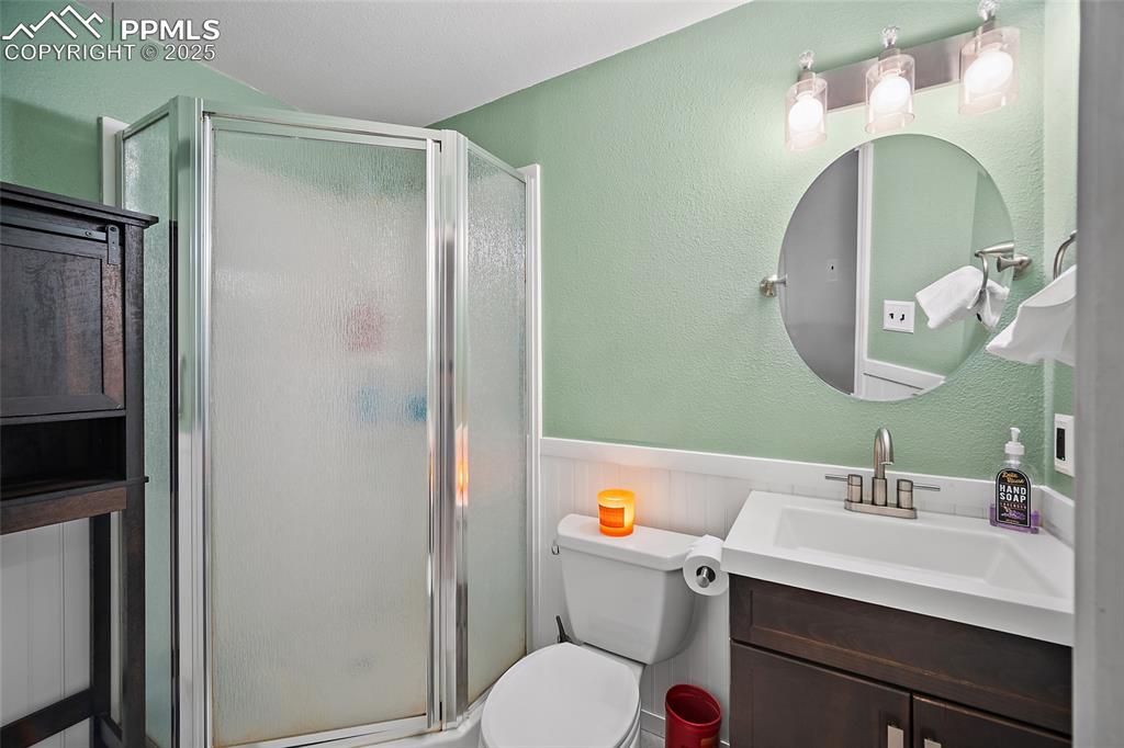 Image 26 of 41: Bathroom