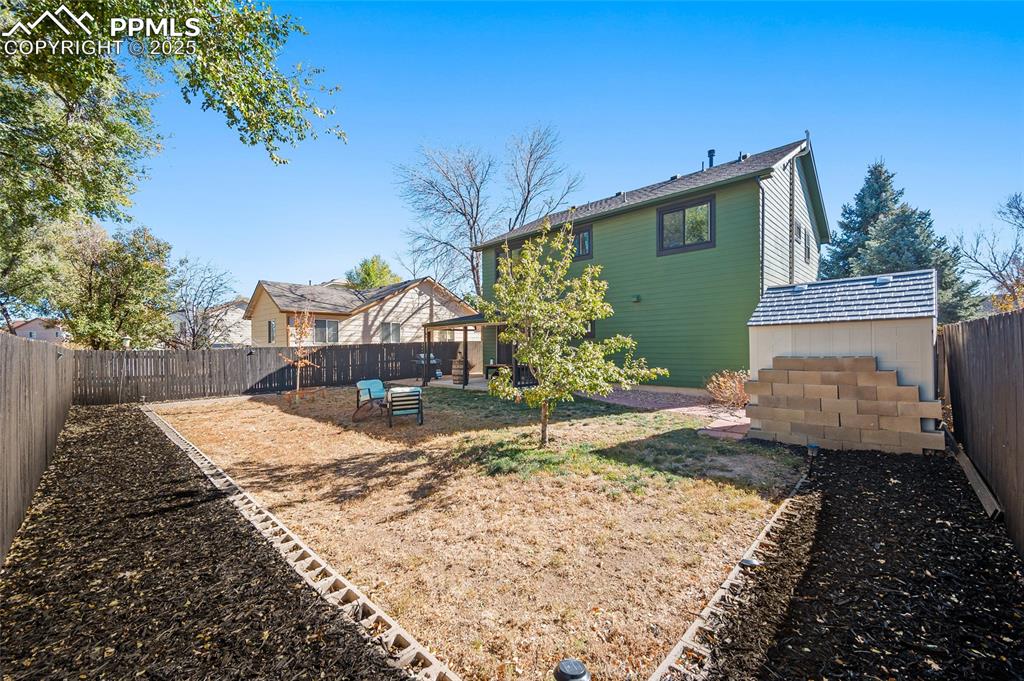 Image 32 of 41: Yard