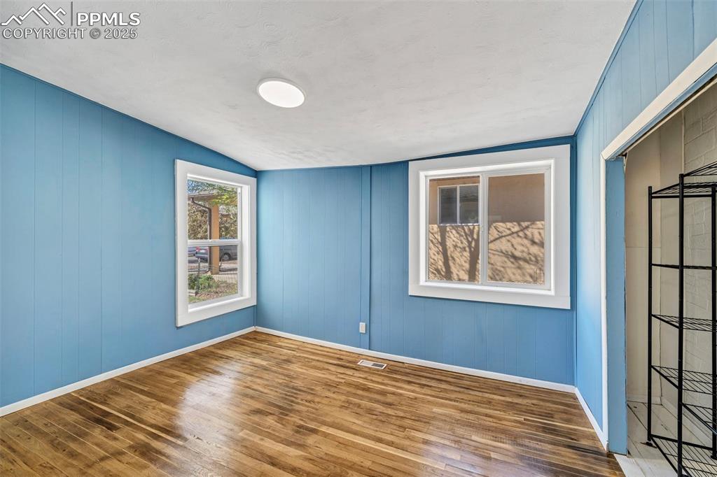 Image 11 of 34: Blue bedroom