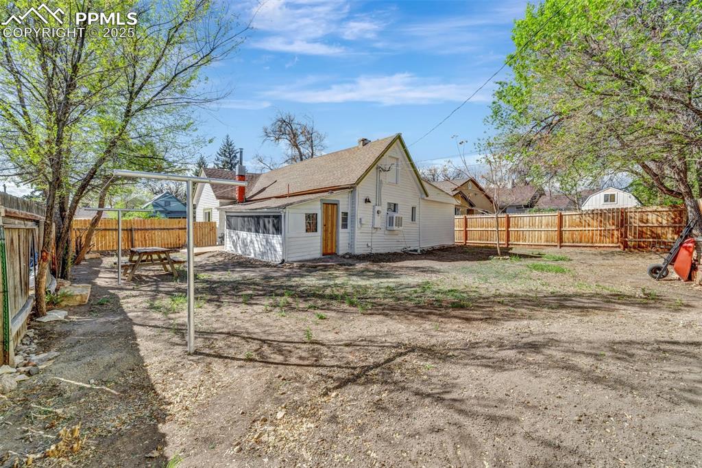 Image 29 of 34: Great yard space with clothesline for laundry
