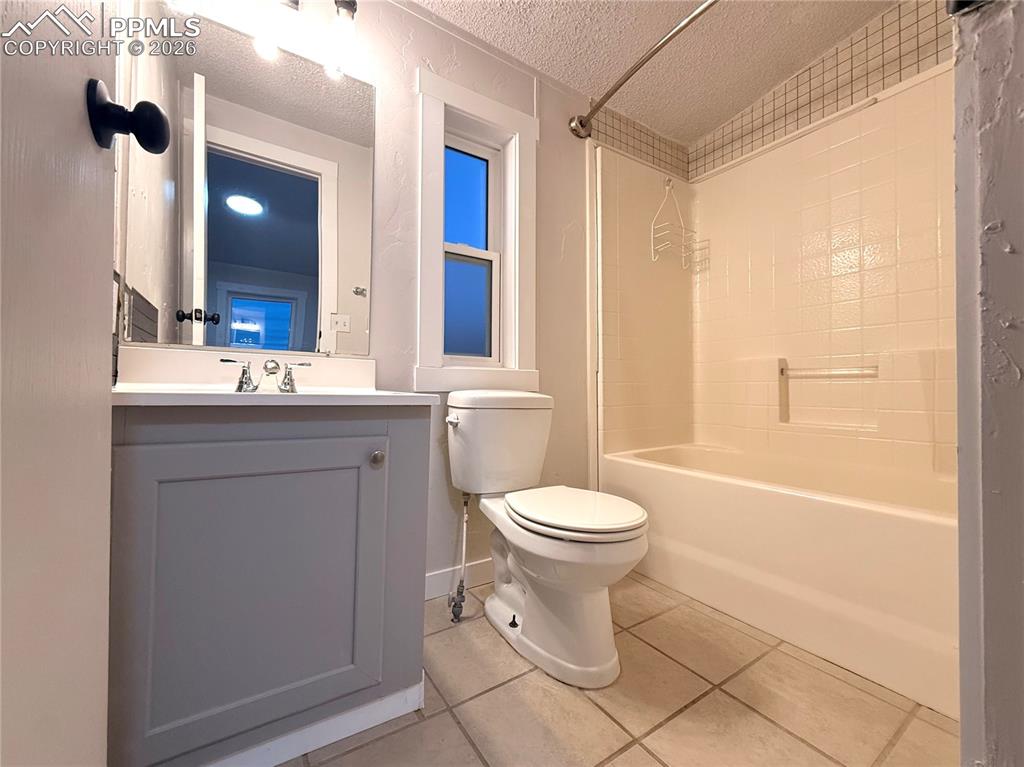 Image 16 of 42: Bathroom