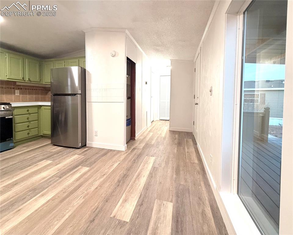 Image 25 of 42: Kitchen