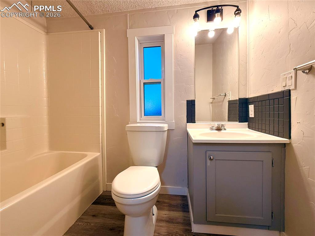 Image 29 of 42: Bathroom