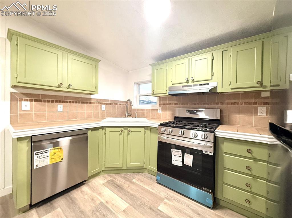 Image 3 of 42: Kitchen