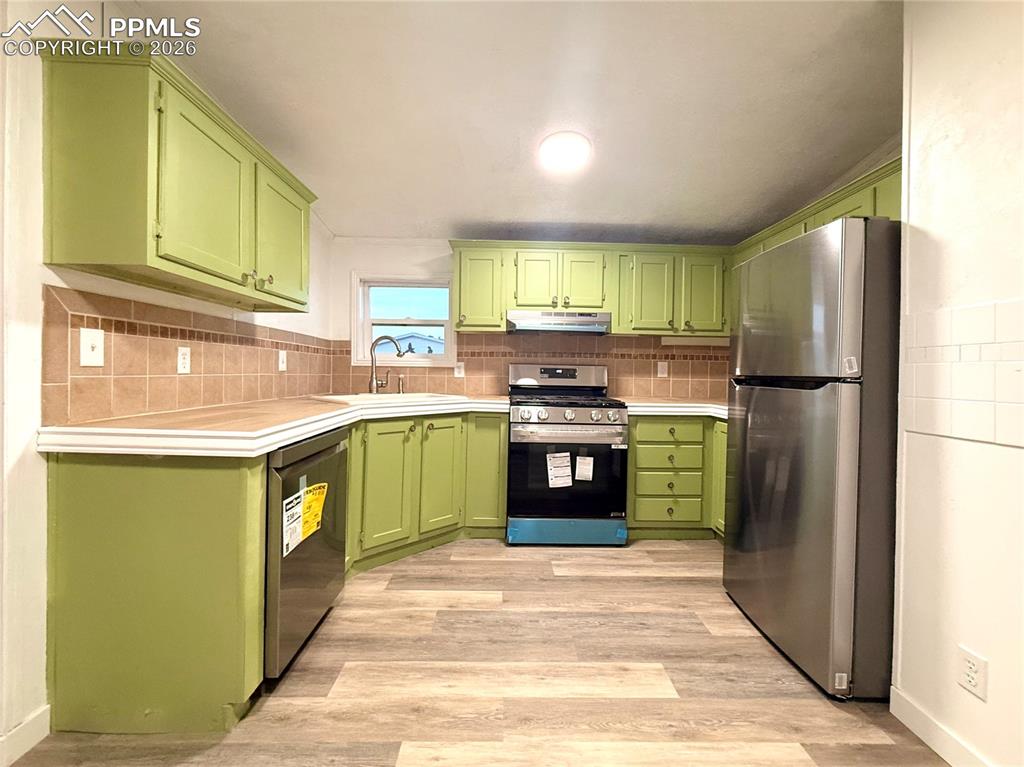 Image 4 of 42: Kitchen