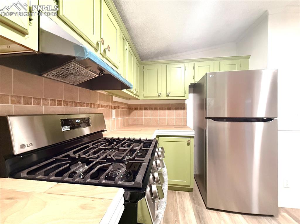 Image 7 of 42: Kitchen