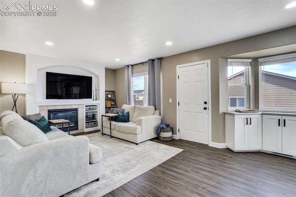 Image 11 of 42: Gas Fireplace