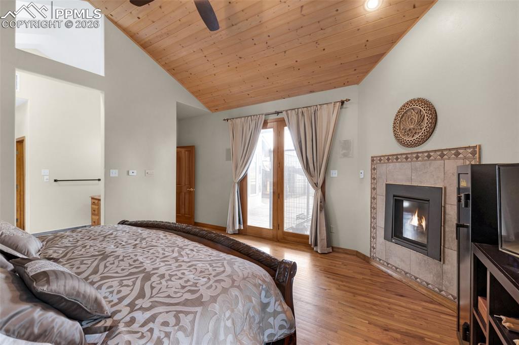 Image 23 of 48: Office