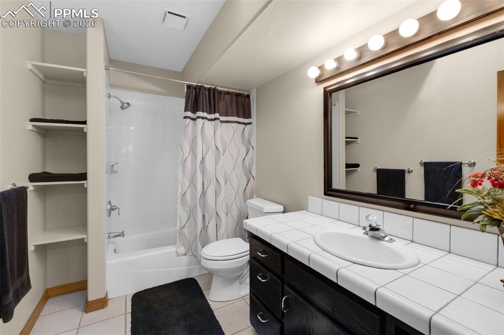 Image 31 of 48: Bedroom