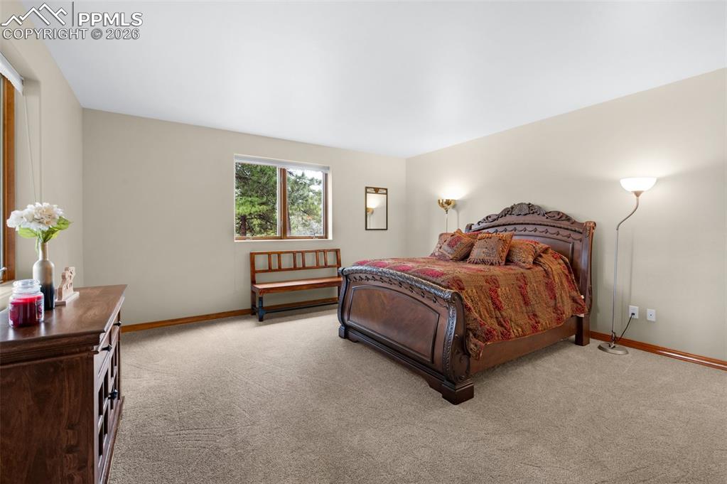 Image 34 of 48: Bathroom