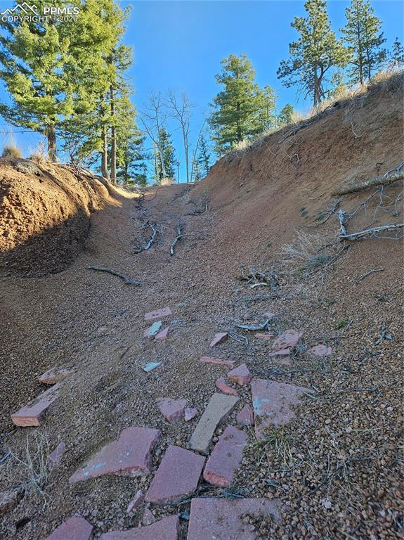 Image 25 of 32: Yard