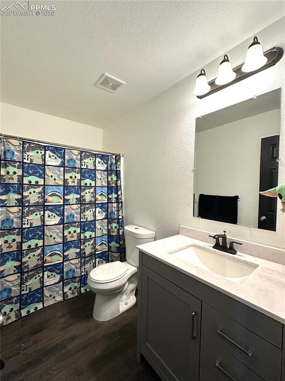 Image 10 of 20: Bathroom