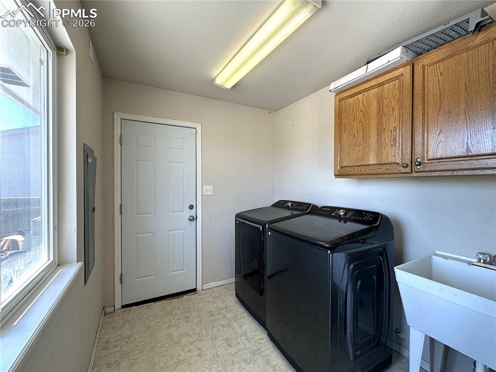 Image 11 of 20: Laundry