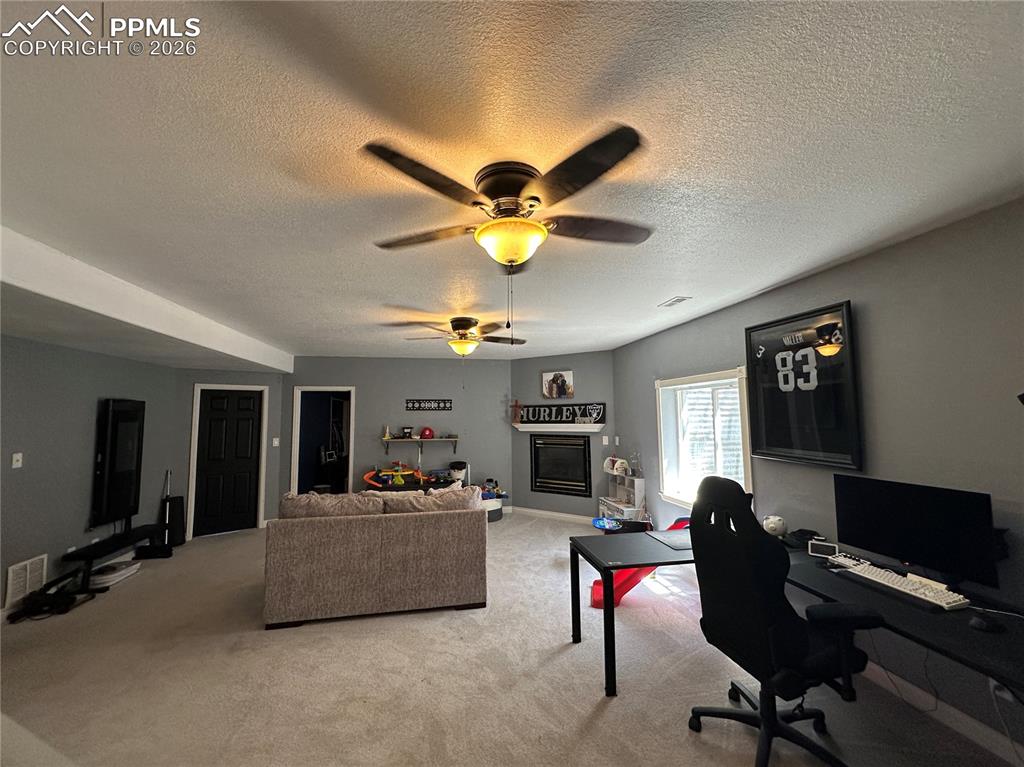 Image 12 of 20: Family Room