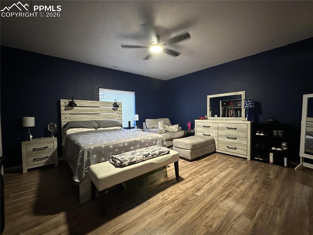 Image 14 of 20: Bedroom