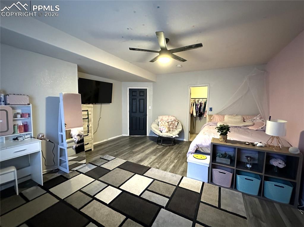 Image 15 of 20: Bedroom