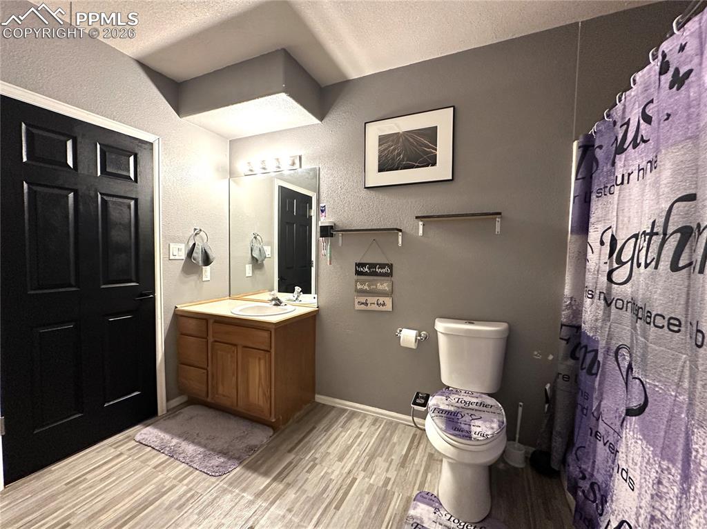 Image 16 of 20: Bathroom