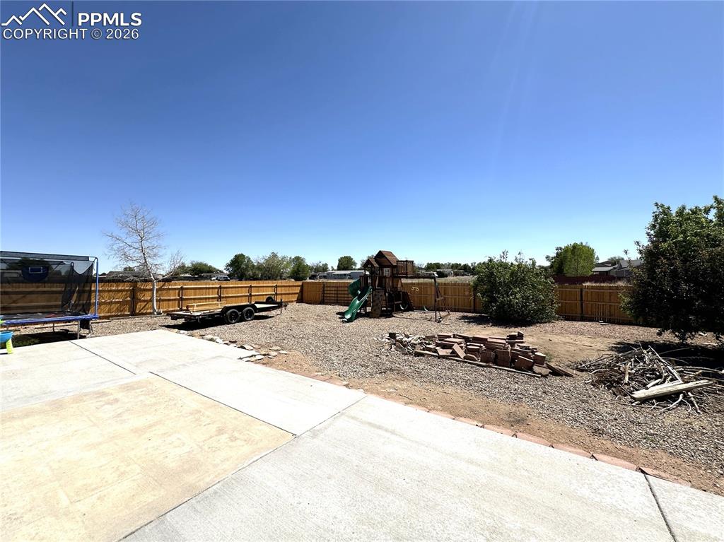 Image 18 of 20: Yard