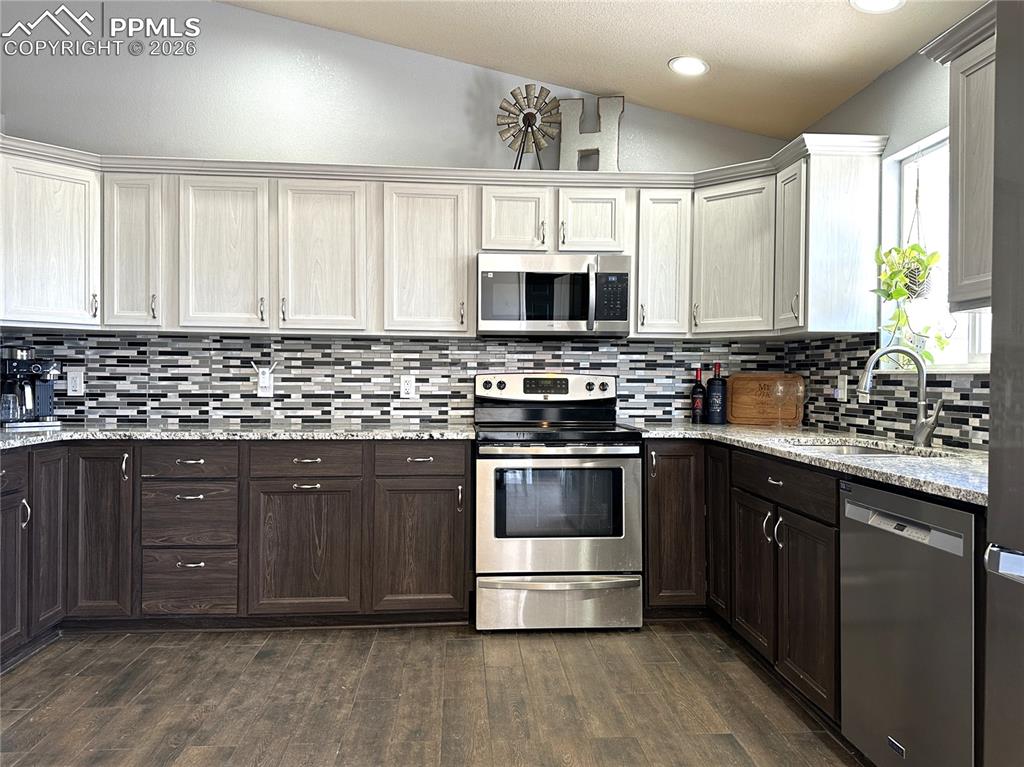 Image 4 of 20: Kitchen