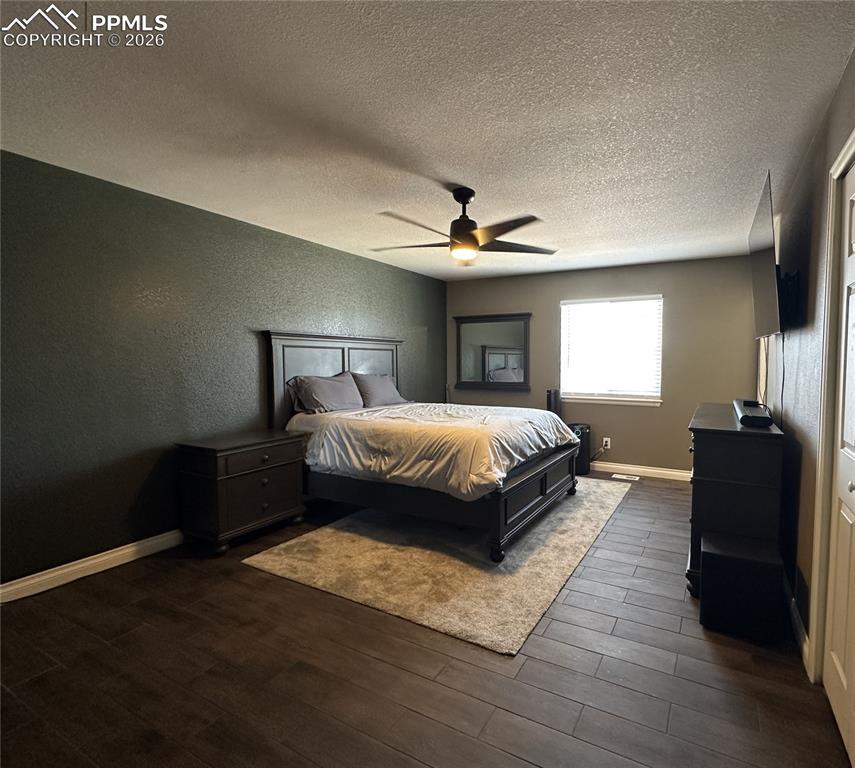 Image 6 of 20: Bedroom