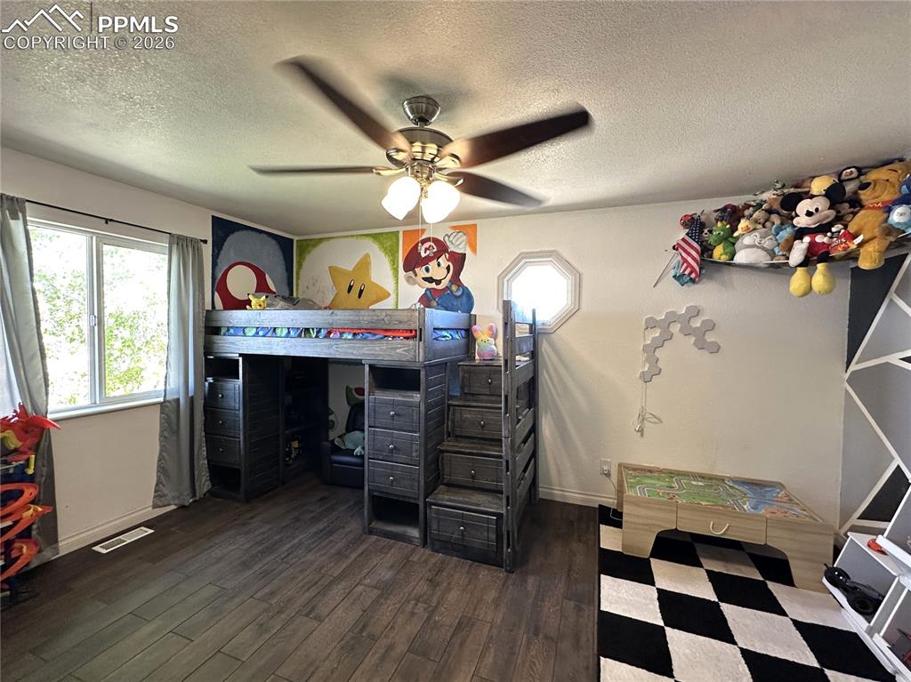 Image 9 of 20: Bedroom