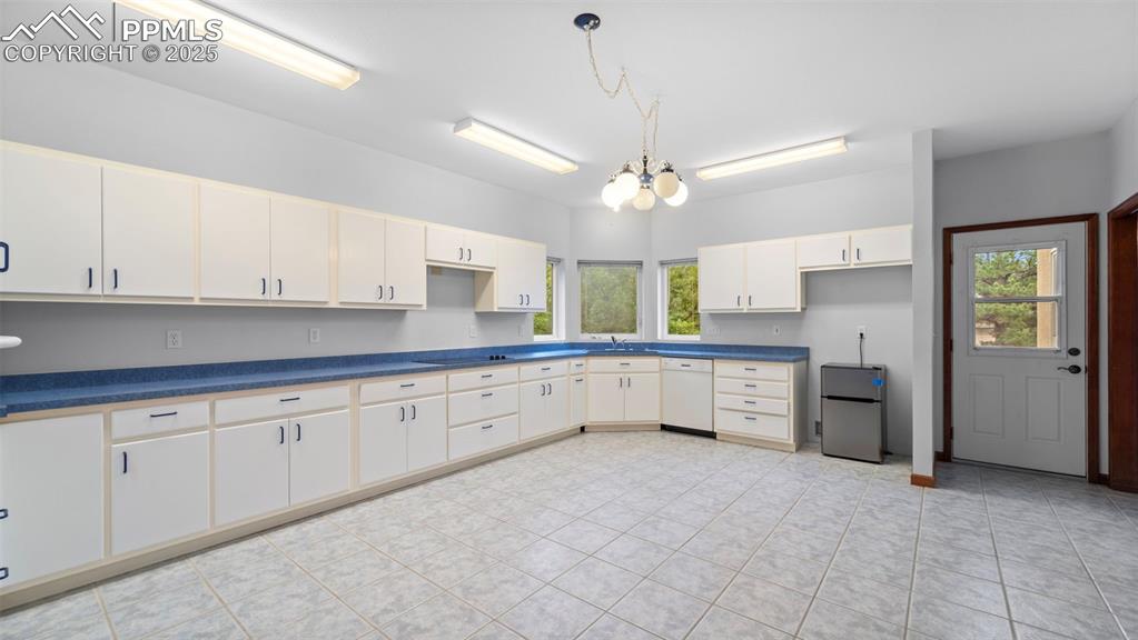Image 10 of 42: Kitchen