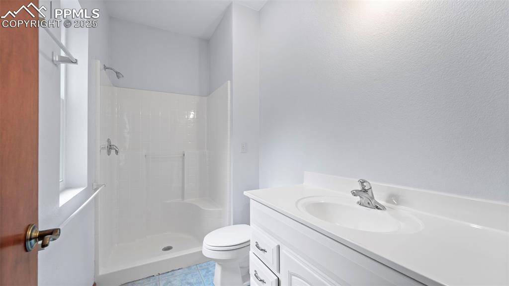 Image 16 of 42: Bathroom
