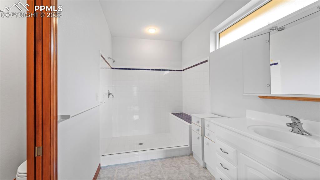 Image 20 of 42: Bathroom