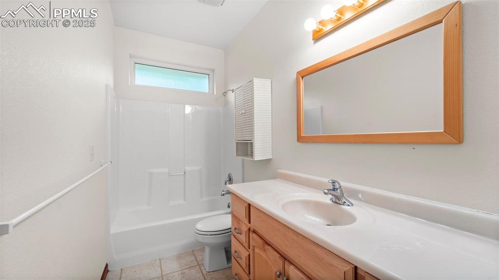 Image 25 of 42: Bathroom