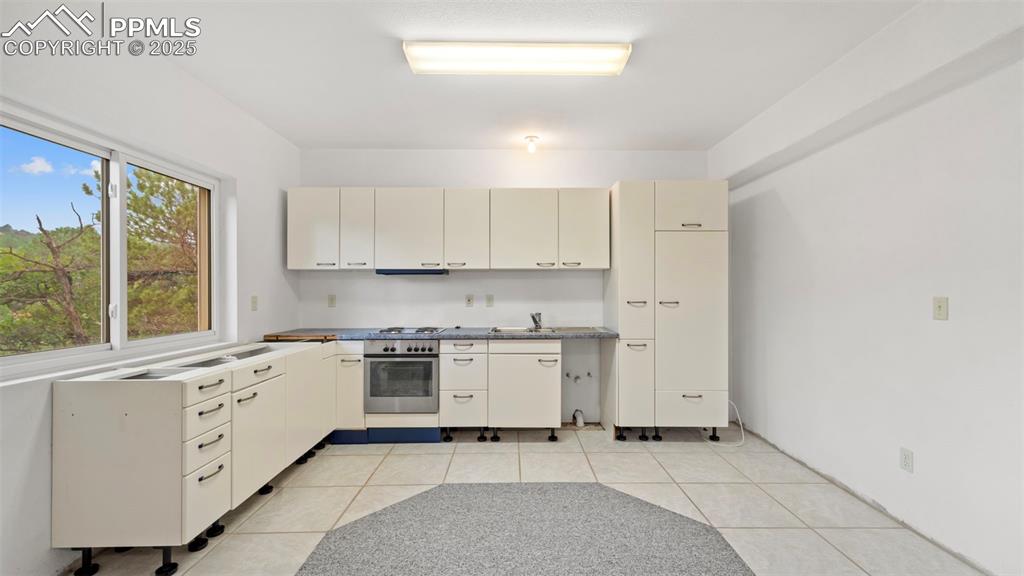 Image 33 of 42: Kitchen