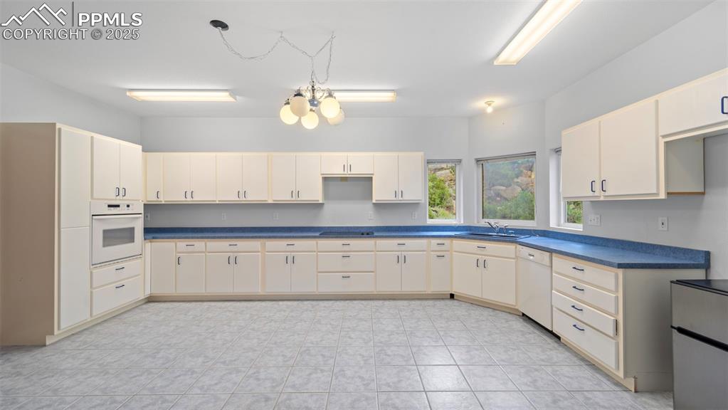 Image 9 of 42: Kitchen