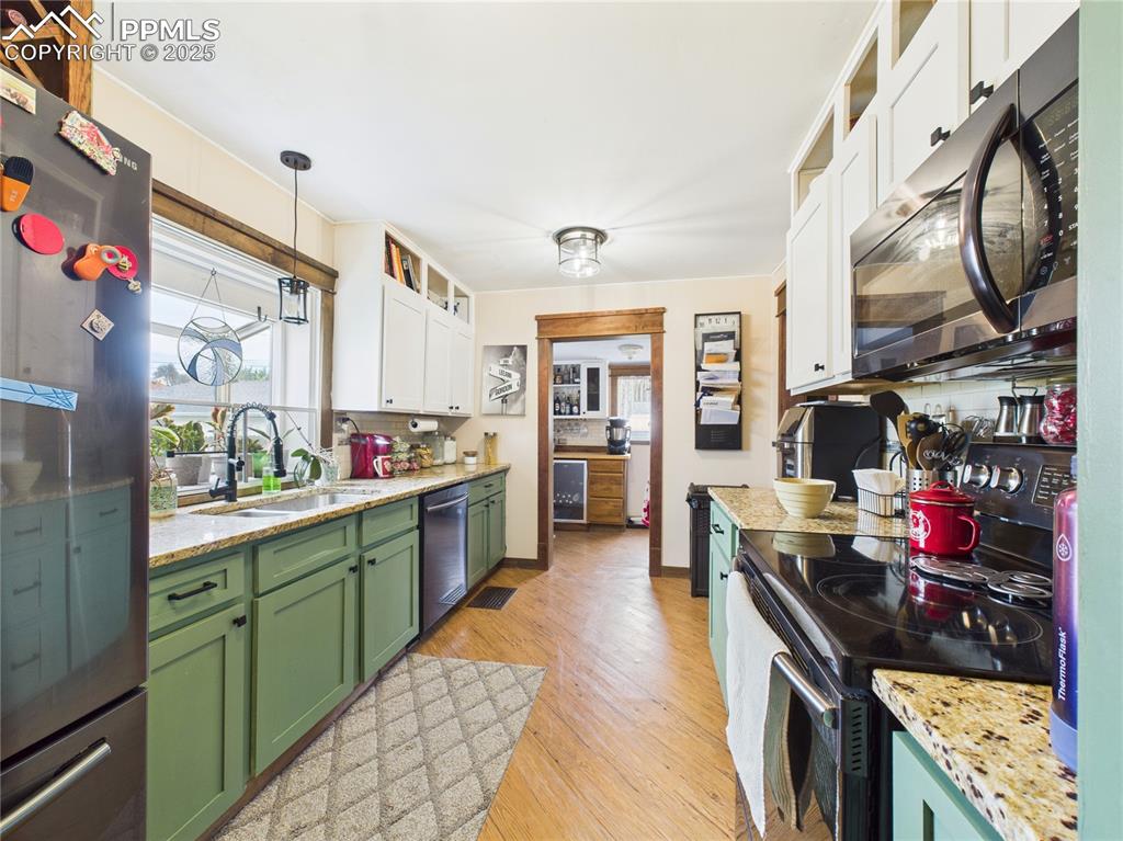 Image 12 of 37: Kitchen