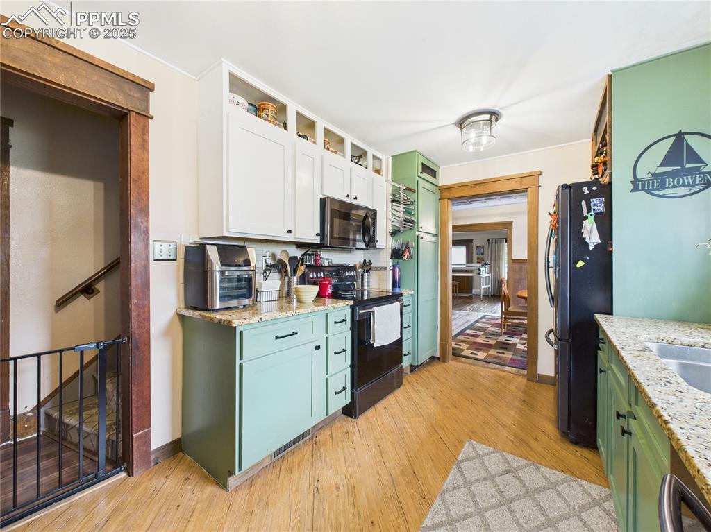 Image 13 of 37: Kitchen