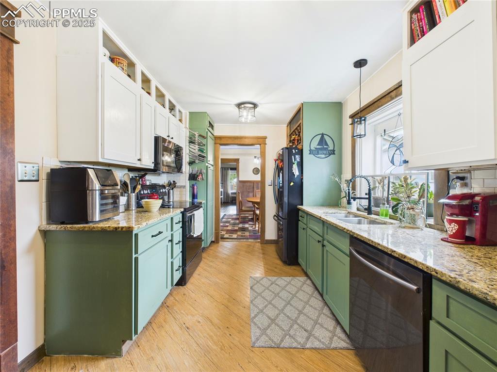 Image 14 of 37: Kitchen