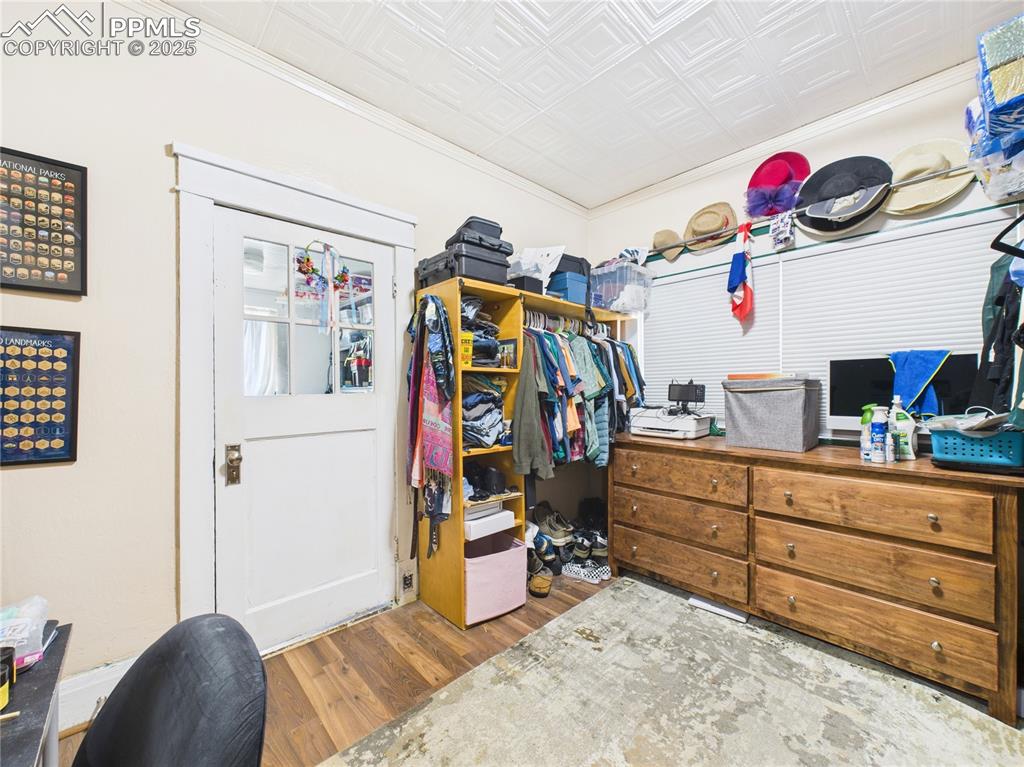 Image 19 of 37: Closet