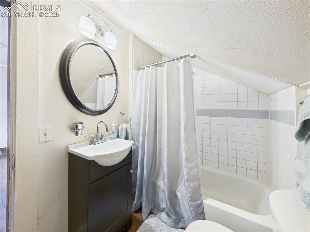 Image 29 of 37: Bathroom